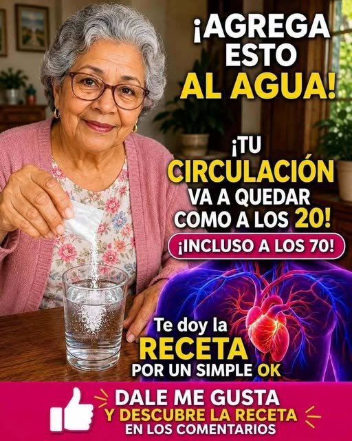 Persona mayor sonriendo y añadiendo ingredientes a un vaso de agua