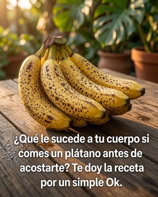 Plátanos maduros sobre una superficie de madera